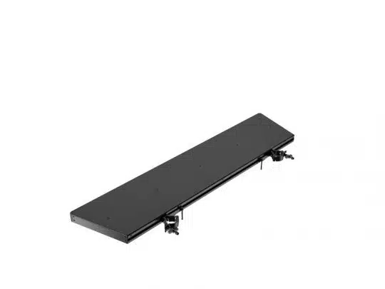 Produktbild der Unilumin Stacking - URMIII Stacking Plattform (Neuware): Rechteckige schwarze Metallplattform mit abgerundeten Ecken und zwei verstellbaren Klemmen an der Unterseite, vor weißem Hintergrund - perfekt zum Kauf für professionelle Anwendungen.