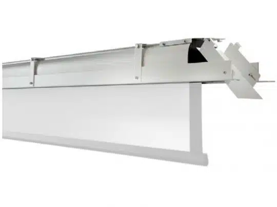 Nahaufnahme des Celexon Deckeneinbau-Set (Neuware), teilweise aus einem weißen, an der Decke montierten Gehäuse ausgefahren; hochwertiges Zubehör zur Deckenmontage von Projektoren - ideal fürs professionelle Heimkino oder Büro.