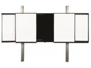 Celexon Expert 2 Säulen Pylonensystem mit zentraler schwarzer Kreidetafel und zwei seitlichen Whiteboards, alle mit schwarzen Rahmen an vertikalen Metallschienen; elektrisch höhenverstellbar für die Wandmontage, als Neuprodukt erhältlich.