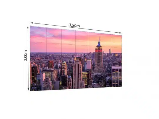 LED Wand 3.50m x 2.00m (2.6mm URMIII 2.6 MK2 Pro) für Veranstaltungen, auf einem Event als großflächiges Display mit City-Skyline-Motiv, ideal zum Mieten für Präsentationen und Werbezwecke; rechteckige LED-Leinwand in moderner Umgebung. SEO-optimierte Begriffe wie LED Wand mieten, großflächiges LED Display, City-Skyline-Motiv und der Produktname sind enthalten, damit auch Nutzer mit Sehbehinderung eine Vorstellung vom gezeigten Produktbild bekommen.