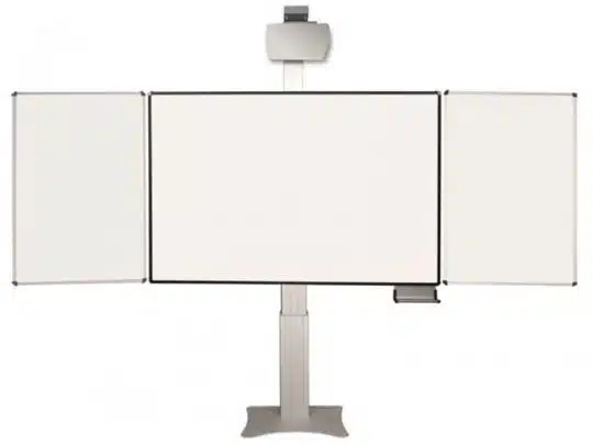Elektrisch freistehende Whiteboard-Tafel Celexon Expert mit zwei seitlichen, blanko beschreibbaren Panels und Overhead-Projektor; ideal als neue Miet- oder Kauf-Lösung für Klassenzimmer oder Büro. Die Tafel steht auf einem stabilen Pylonsystem und bietet viel Platz zum Schreiben und Präsentieren.