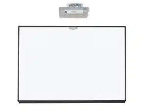 Interaktives Celexon Expert Whiteboard mit schwarzem Rahmen, wandmontiert, darüber ein Hitachi Beamer - moderne Lösung für Präsentationen und Konferenzen, ideal zum Kaufen für Büros und Schulen.