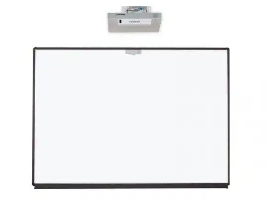 Interaktives Celexon Expert Whiteboard mit schwarzem Rahmen, wandmontiert, darüber ein Hitachi Beamer - moderne Lösung für Präsentationen und Konferenzen, ideal zum Kaufen für Büros und Schulen.