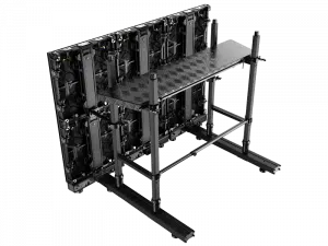Rückansicht eines modularen LED-Videowand-Systems auf stabilem Metallrahmen mit gitterförmiger Plattform für Wartungszugang; sichtbare Verkabelung und Verbindungen der LED-Panels. Ideal zum Kaufen oder Mieten für professionelle Events oder Präsentationen.