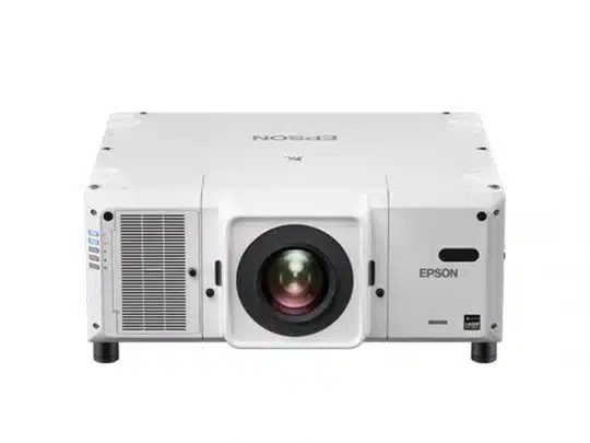 Frontansicht des weißen Epson Projektors: Zentrale große Linse, links seitliche Lüftungsschlitze, oben beschriftete Tasten und Anzeigen; vier schwarze Standfüße an den Ecken - ideal zum Kaufen oder Mieten.