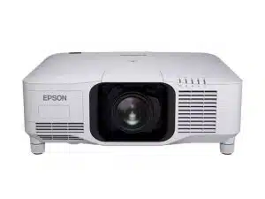 Vorderansicht eines weißen Epson-Projektors mit zentraler Linse, seitlichen Lüftungsschlitzen und Epson-Logo links, auf weißem Hintergrund - ideal zum Mieten oder Kaufen.