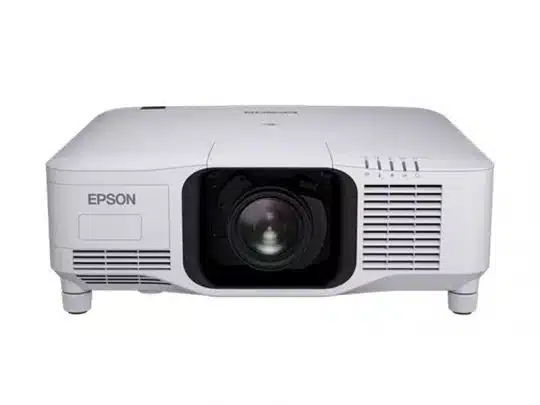 Vorderansicht eines weißen Epson-Projektors mit zentraler Linse, seitlichen Lüftungsschlitzen und Epson-Logo links, auf weißem Hintergrund - ideal zum Mieten oder Kaufen.