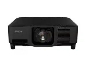 Schwarzer Epson Beamer, Vorderansicht mit großer zentraler Linse, Belüftungsgittern und Bedienknöpfen oben rechts - moderner Projektor zum Mieten oder Kaufen, perfekt für Präsentationen oder Heimkino.