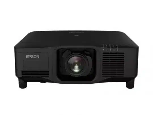 Schwarzer Epson Beamer, Vorderansicht mit großer zentraler Linse, Belüftungsgittern und Bedienknöpfen oben rechts - moderner Projektor zum Mieten oder Kaufen, perfekt für Präsentationen oder Heimkino.