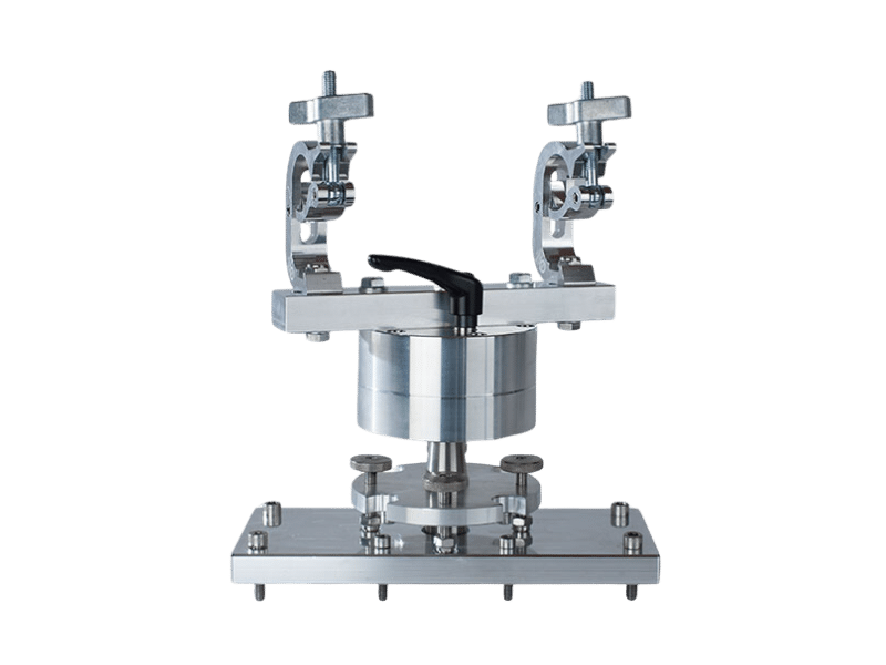 Metallisches Laborstativ mit verstellbaren Schraubmechanismen und zentraler senkrechter Stange, ideal zum sicheren Befestigen von Laborausrüstung während Experimenten; Laborstativ kaufen oder mieten für professionelle Laborausstattung.