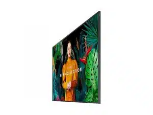 Das 85 Zoll Smart Signage Display - Samsung QB85C zur Miete zeigt seitlich eine farbenfrohe Aufnahme einer Frau in orangefarbener Kleidung vor grünen Tropenblättern und den Schriftzug "Spring New Collection" auf weißem Hintergrund. Ideal für eindrucksvolle Werbepräsentationen im Großformat.