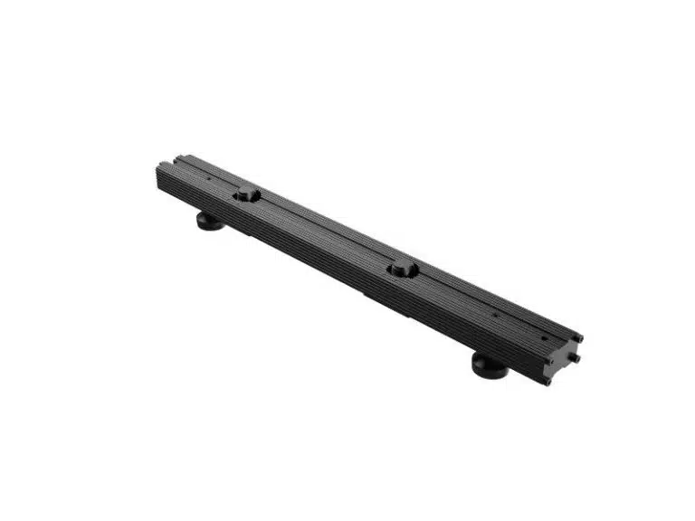 Unilumin Stacking - URMIII Fuß (Neuware) kaufen: Schwarzes, rechteckiges Elektronikteil mit gerippter Oberfläche, zwei runden Bedienknöpfen oben und zwei zylindrischen Standfüßen unten, freigestellt auf weißem Hintergrund. Ideal als Stacking-Fuß für Unilumin LED-Systeme.