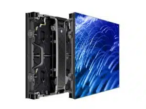 LED Wand Modul 3.9mm - Unilumin URMIII 03 BF Mietmodul, zwei Module nebeneinander: vorne mit sichtbarer schwarzer Bildschirmoberfläche und blauen Lichtstreifen, hinten technische Rückseite und Elektronikkomponenten; Größe je Modul ca. 0,50 x 0,50 Meter; speziell für den Messe- oder Eventverleih geeignet.