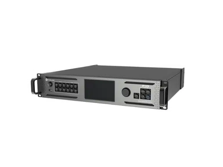 Der nahtlose Switcher - PIXELHUE P10 mit Flightcase (Neuware): Schwarzes und graues Rackmount-Gerät mit Bedientasten, Drehreglern, Display und seitlichen Griffen, ideal für professionelle Bildmischung in Standard-Serverracks. Perfekt zum Kaufen oder Mieten.