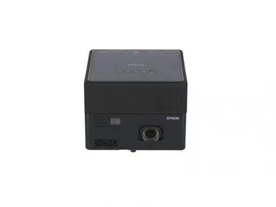 Kompakter, schwarzer Epson-Projektor mit quadratischem Design, zentral platzierter Linse und Bedienknöpfen auf der Oberseite - ideal für Präsentationen oder Heimkino, als Miet- oder Kaufgerät; abgebildet vor weißem Hintergrund.