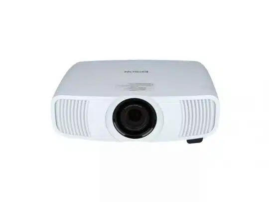 Weißer Epson-Projektor mit zentralem Objektiv und seitlichen Lüftungsschlitzen, frontale Ansicht vor weißem Hintergrund - ideal zum Mieten oder Kaufen beispielsweise für Präsentationen oder Heimkino.