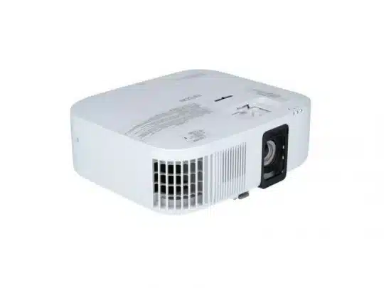 Weißer Epson Beamer, schräg fotografiert, mit sichtbarem Objektiv, seitlichen Lüftungsschlitzen und Beschriftungen auf der Oberseite vor weißem Hintergrund - ideal zum Kaufen oder Mieten.