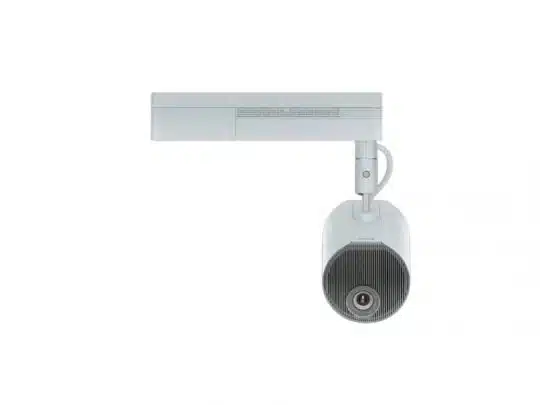 Moderner, weißer Beamer mit rechteckigem Gehäuse und zylindrischem Objektiv, deckenmontiert vor weißem Hintergrund - ideal zum Kaufen oder Mieten.