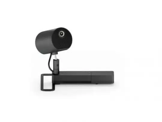 Moderne schwarze Webcam "Logitech C920" mit zylindrischer Kamera auf rechteckigem Standfuß, leicht nach oben geneigt, vor weißem Hintergrund - ideal für Homeoffice und Videokonferenzen, jetzt kaufen oder mieten.