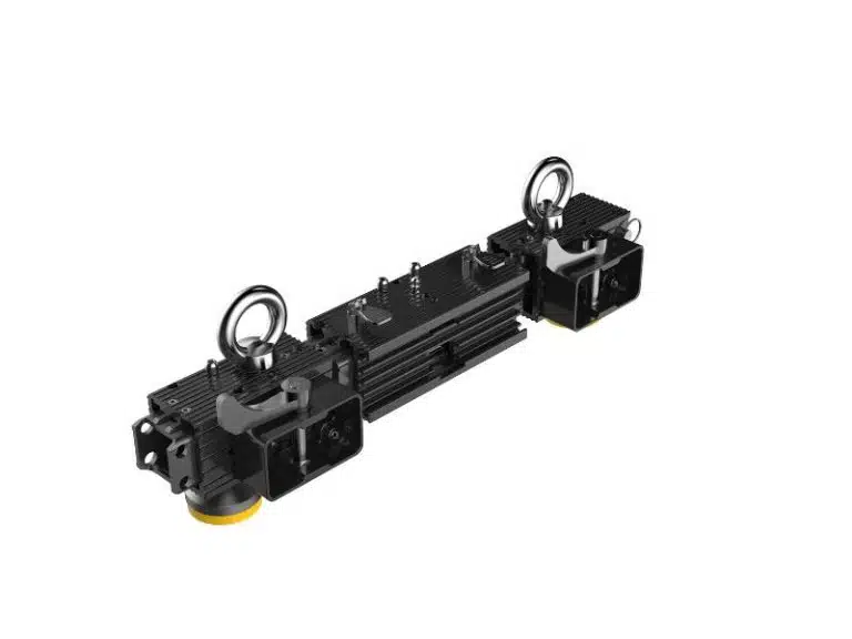 Das Unilumin Stacking - URMIII 2.6 MK2 Pro 2in1 Bracket XS 0,5m ist ein schwarzes industrielles Hebegerät mit zwei großen Metallösen und mehreren Komponenten, abgebildet auf weißem Hintergrund. Das Produkt kann gemietet werden.