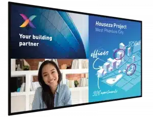 Digitales Display des Houseza Project in West Phenbos City mit einer lächelnden Frau, geometrischem Gebäudedesign und Stadtkarte; Anzeigen für Mieten und Kaufen von Büros, 326 Apartments und 1850m² Fläche.