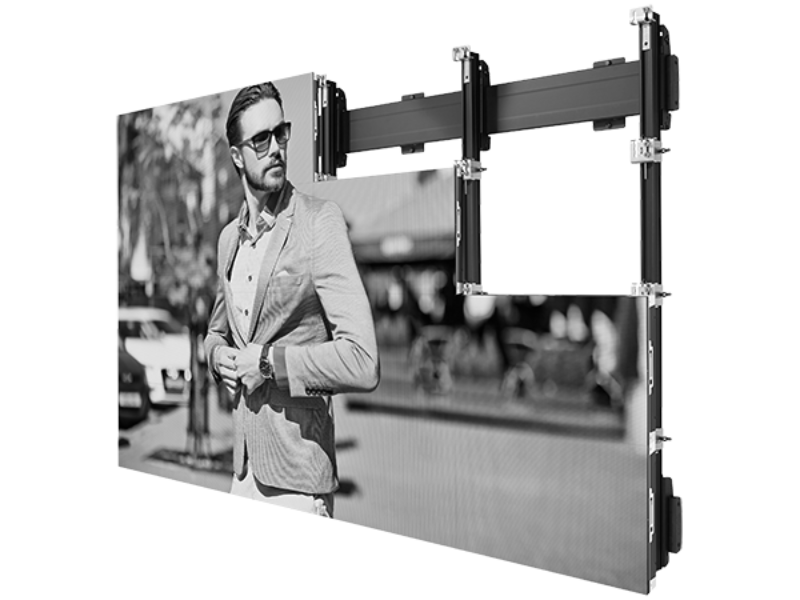 LED-Display für den Außenbereich, Schwarz-Weiß-Anzeige mit Bild eines Mannes in Sonnenbrille und Blazer; ein Teil der Bildschirmfläche ist entfernt, um die innere Struktur und das Montagematerial zu zeigen - ideal für Event-Miete oder Kauf.