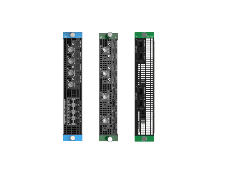 Drei vertikal ausgerichtete Server- oder Netzwerkmodule vor schwarzem Hintergrund; die Module zeigen diverse Anschlüsse, runde Drehregler (links und mittig) sowie zwei rechteckige Ports (rechts). Ideal für Nutzer, die professionelle Server mieten oder kaufen möchten.
