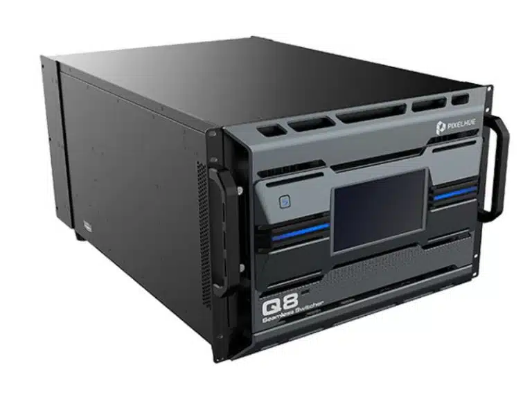 Schwarzes, kastenförmiges Server-Rack-Gerät mit silbernen seitlichen Griffen, zentralem Touchscreen und weißer Aufschrift "PIXELHUE Q8" - Seamless Switcher. PIXELHUE Q8 als Neuware jetzt kaufen oder mieten.