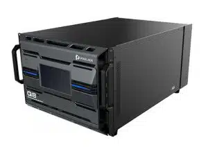 Der Steamless Switcher - PIXELHUE Q8 (Neuware), schwarze Einheit mit großem Frontbildschirm, seitlichen Griffen und modernem Design, auf weißem Hintergrund - perfekt zum Mieten oder Kaufen für professionelle AV-Anwendungen.