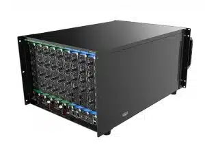 Der nahtlose Switcher - PIXELHUE Q8 (Neuware) - Professionelles 19-Zoll-Rackgerät in Schwarz mit mehreren HDMI-, SDI- und Netzwerkanschlüssen auf der Frontseite, ideal für hochleistungsfähiges Video-Switching und Signalverarbeitung in Rechenzentren und AV-Umgebungen.