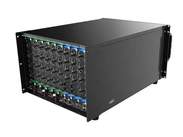 Der nahtlose Switcher - PIXELHUE Q8 (Neuware) - Professionelles 19-Zoll-Rackgerät in Schwarz mit mehreren HDMI-, SDI- und Netzwerkanschlüssen auf der Frontseite, ideal für hochleistungsfähiges Video-Switching und Signalverarbeitung in Rechenzentren und AV-Umgebungen.