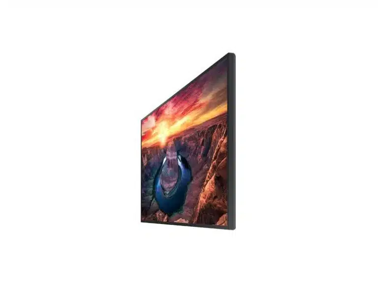 Das Samsung QM43B-T 43 Zoll 4K UHD Signage Display wird seitlich auf weißem Hintergrund gezeigt. Auf dem Bildschirm ist eine farbenfrohe Flusslandschaft bei Sonnenuntergang zu sehen. Perfekt zum Kaufen oder Mieten für digitale Werbung und Präsentationen.