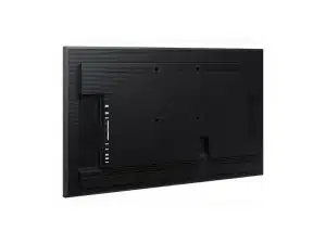 Rückansicht des 43 Zoll 4K UHD Signage Displays Samsung QM43B-T, ideal zur Miete, mit strukturierter schwarzer Rückseite und sichtbaren Anschlussports. Der Bildschirm ist leicht nach links gedreht vor weißem Hintergrund zu sehen.