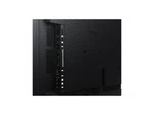 Nahaufnahme der Rückseite des 43 Zoll 4K UHD Signage Displays Samsung QM43B-T zum Mieten, deutlich sichtbare HDMI-, USB- und Audio/Video-Anschlüsse auf geriffelter Oberfläche - optimal für verschiedene Anschlussmöglichkeiten und professionelle Präsentationen.