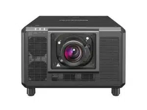 Frontansicht des Panasonic PT-RQ35K 3-Chip DLP Projektors mit zentral platziertem Objektiv und seitlichen Lüftungsgittern, 32.000 Lumen Helligkeit - ideal zum Mieten oder Kaufen für Großveranstaltungen und Events.