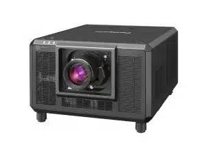 Panasonic PT-RQ35K 3-Chip DLP Projektor mit 32.000 Lumen - schwarzer, robuster Beamer mit mittigem Objektiv und seitlichen Lüftungsgittern, eignet sich ideal zur Miete; das Gerät steht vor weißem Hintergrund.