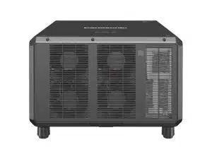Vorderansicht des Panasonic PT-RQ35K Projektors: Großes, schwarzes 3-Chip-DLP-Gerät mit 32.000 Lumen, sichtbaren Lüftungsgittern und internen Ventilatoren; rechts ein Informationspanel. Hochleistungs-Beamer zur Miete oder zum Kauf erhältlich.