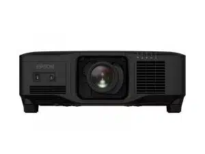 Frontansicht des schwarzen Epson EB-PQ2213B UHD/4K Laser-Projektors (13.000 Lumen, 3-Chip LCD) mit zentralem Objektiv, seitlichen Lüftungsgittern und Bedientasten sowie Kontrollleuchten oben rechts. Professioneller Projektor für Miete oder Kauf - ideal für große Events und Präsentationen.