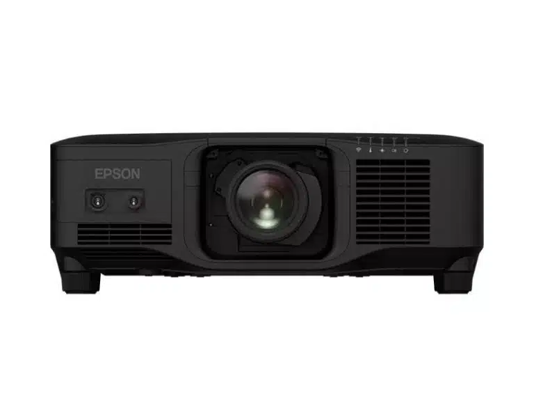 Frontansicht des schwarzen Epson EB-PQ2213B UHD/4K Laser-Projektors (13.000 Lumen, 3-Chip LCD) mit zentralem Objektiv, seitlichen Lüftungsgittern und Bedientasten sowie Kontrollleuchten oben rechts. Professioneller Projektor für Miete oder Kauf - ideal für große Events und Präsentationen.