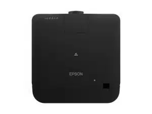 Draufsicht des schwarzen Epson EB-PQ2213B 13.000 Lumen UHD/4K 3-Chip LCD Laser-Projektors mit zentraler Objektivabdeckung, linksseitigen Bedienelementen und mittig platziertem Epson-Logo - ideal zum Kaufen oder Mieten für Events und Präsentationen.