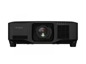 Frontalansicht des schwarzen Epson EB-PQ2213B 13.000 Lumen UHD/4K 3-Chip LCD Laser-Projektors mit zentralem Objektiv und seitlichen Lüftungsschlitzen auf weißem Hintergrund. Ideal zum Mieten für Präsentationen und Events.