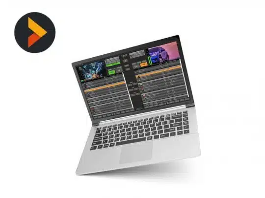 Silberner Laptop mit geöffneter DJ-Software PLAYDECK Lite, schräg ausgerichtet. Oben links im Bild ist das schwarz-orangene PLAYDECK-Logo zu sehen. Das Produktbild zeigt die professionelle Playout-Software als Dongle-Lizenz zum Mieten, ideal für DJs und Eventveranstalter.