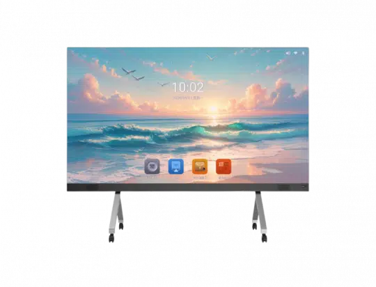 Smart TV auf silbernen Standfüßen, zeigt ein Strandbild mit Wellen, Wolken und Vögeln bei Sonnenaufgang auf dem Bildschirm; unten sind eine digitale Uhr und App-Icons sichtbar. Ideal zum Mieten oder Kaufen.