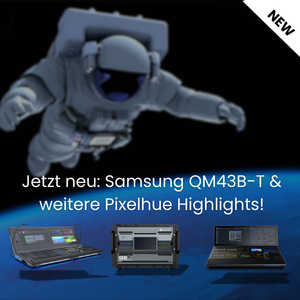 Ein Astronaut schwebt im Weltraum über der Erde und präsentiert drei elektronische Geräte, darunter den Samsung QM43B-T Monitor. Im Bild steht auf Deutsch: "Jetzt neu: Samsung QM43B-T & weitere Pixelhue Highlights! Jetzt kaufen oder mieten." Oben rechts befindet sich ein rotes "NEU"-Label.
