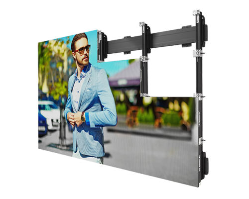 Großes LED-Display mit Werbemotiv - ein modisch gekleideter Mann mit Sonnenbrille und blauer Jacke ist zu sehen; rechts ist der offene Rahmen des Bildschirms sichtbar, wodurch die innere Technik erkennbar wird. Perfekte Videowand für Events, zum Mieten oder Kaufen.