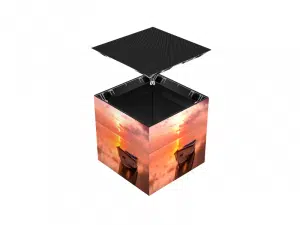 Schwarze, würfelförmige Box mit offenem Deckel; im Inneren ist ein Motiv eines kleinen Boots auf ruhigem Wasser bei Sonnenuntergang zu sehen. Das Produkt ist ein nicht brennbares LED-Modul 2.6mm Indoor - CreativeLine SX-CL-260-iF-ACWv10a-SFP (Neuware), ideal zur Miete oder zum Kauf für besondere Anlässe.