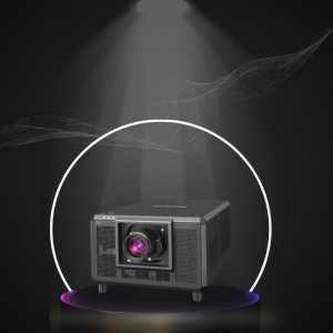 Schwarzer Beamer mit lila Linse auf dunkler Plattform, von einem Spotlight beleuchtet; im Hintergrund abstrakte Lichtwellen und ein leuchtender Kreis. Jetzt den hochwertigen Projektor kaufen oder mieten.