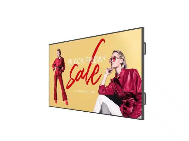 Das Produktbild zeigt das LG 110UM5K-B, ein 110 Zoll UHD Signage Display, mit einer leuchtenden Werbung: Eine Frau in rotem Kleid und Sonnenbrille wirbt auf gelbem Hintergrund für einen "Black Friday Sale" und "20 % Rabatt auf alles". Perfekt geeignet für aufmerksamkeitsstarke Werbeaktionen im Einzelhandel.