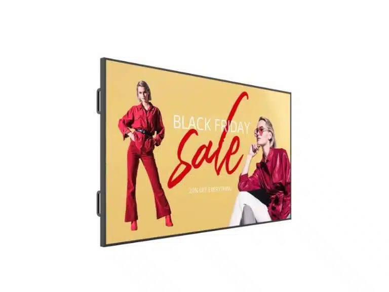 LG 110UM5K-B 110 Zoll UHD Signage Display zeigt Black Friday Werbung mit zwei Frauen in roten Outfits auf gelbem Hintergrund und 20% Rabatt auf alles. Jetzt dieses digitale Display mieten oder kaufen.