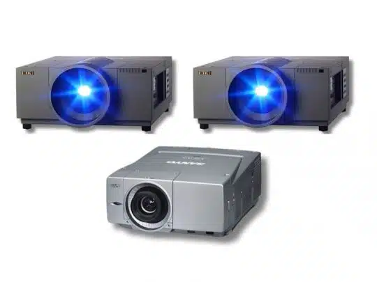 Drei gebrauchte, rechteckige Beamer der Modelle Eiki LC-HDT1000 und Sanyo PLC-XF60A mit leuchtender Projektorlinse, nebeneinander aufgestellt vor weißem Hintergrund; im Lieferumfang enthalten sind Flugrahmen, Casetec-Case und verschiedene Wechseloptiken - ideal zum Mieten oder Kaufen.